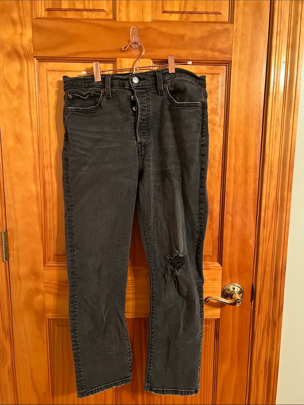 Levi's Women's Black Straight-Leg Jeans with Knee Rip